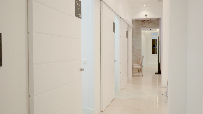 Pasillos interiores de la clínica estética Careme360.